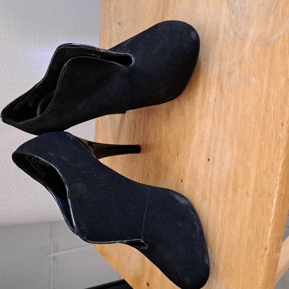 Black Suede leather high heels sz 7.5 by Jaclyn Smith